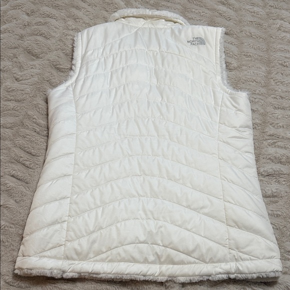 The North Face Cream Quilted Reversible Puffer Vest - Picture 5 of 6